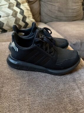 Adidas SWIFT RUN 1.0 SHOES